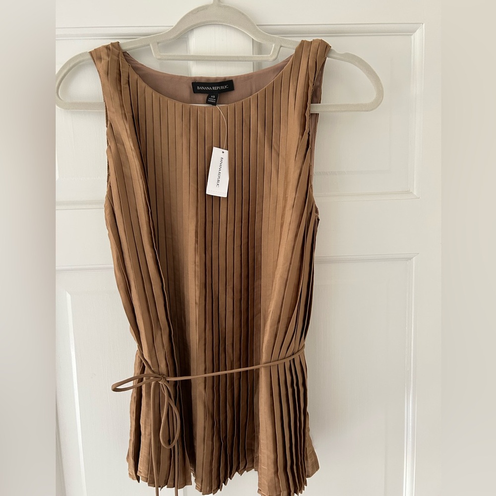 Banana Republic silky pleat top. NWT.